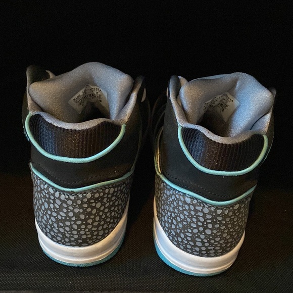 Nike Assault Sneakers - Picture 3 of 4